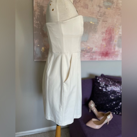BCBG white strapless dress with pockets and structure NWT size 12 - Picture 9 of 13